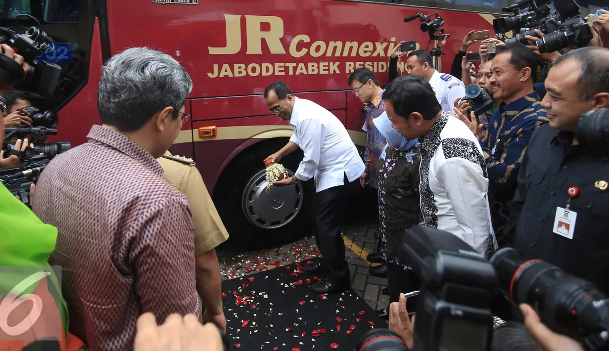 Menteri Perhubungan Budi Karya Sumadi memecahkan kendi menandakan telah beroprasinya Jabodetabek Residence Connexion di Jakarta, Selasa (14/2). (Liputan6.com/Faizal Fanani)