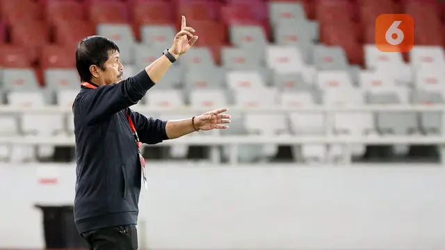 Foto: Beda Dengan Shin Tae-yong, Ini Dia Gaya Santai Indra Sjafri Bersama Timnas Indonesia U-22 dari Pinggir Lapangan