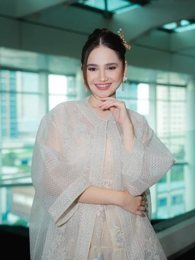 6 Tampilan Serasi Syifa Hadju dan Rizky Nazar Dibalut Sapto Djojokartiko di Premiere Bismillah Kunikahi Suamimu