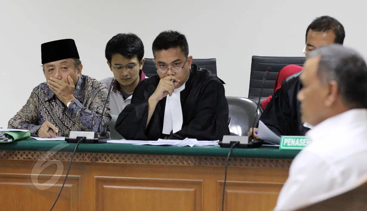 Ekspresi terdakwa Waryono Karno yang terlihat serius mendengarkan kesaksian Mantan Kepala Pusat Data dan Informasi (Pusdatim) Kementerian ESDM, Ego Syahrial dalam sidang lanjutan di Pengadilan Tipikor, Jakarta, Rabu (3/6/2015). (Liputan6.com/Helmi Afandi)