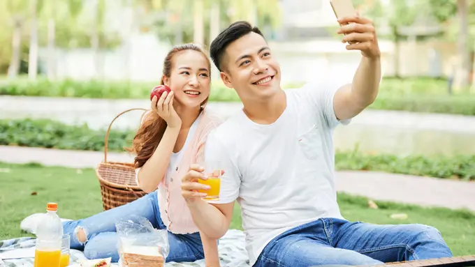 pasangan cinta piknik