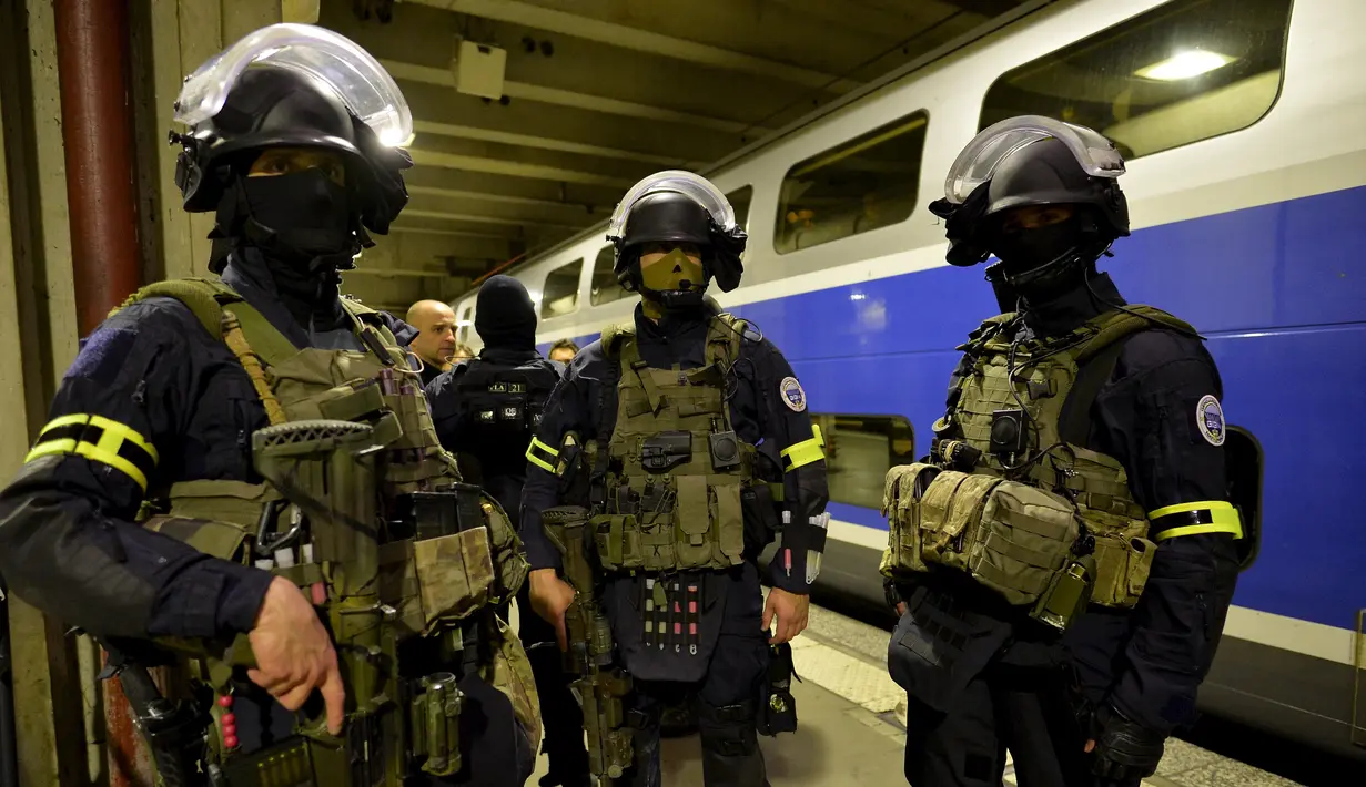 Pasukan National Gendarmerie Intervention Group (GIGN) berjaga saat menggelar latihan serangan teroris di la Gare Montparnasse, Paris (20/4). Dalam latihan tersebut Menteri Dalam Negeri Prancis Bernard Cazeneuve ikut ambil bagian. (REUTERS/MIGUEL MEDINA)