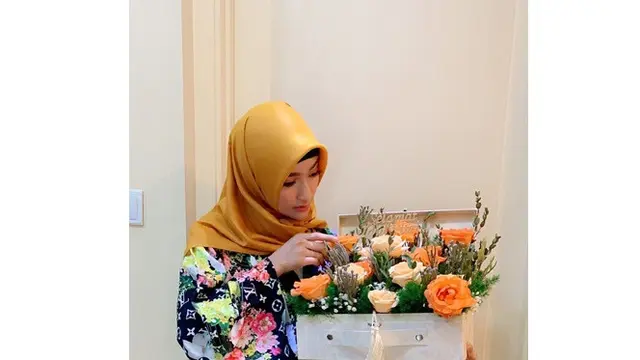 6 Potret Amel Alvi, DJ Cantik yang Mulai Belajar Berhijab