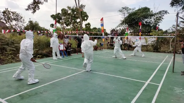 Warga Pekanbaru mengadakan lomba kemerdekaan bulu tangkis memakai APD sebagai dukungan kepada tenaga kesehatan.