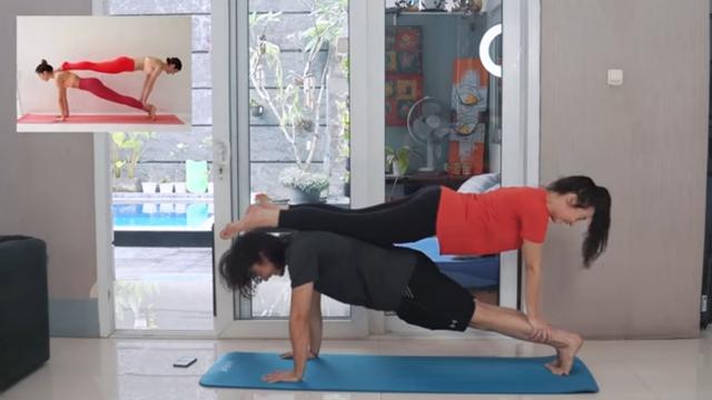 6 Momen Seru Bryan dan Megan Domani Belajar Yoga Bareng, Kompak