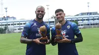 Dua striker Persib Bandung, David da Silva dan Ciro Alves mendapat penghargaan sebagai pemain terbaik pada April 2024 dari Asosiasi Pesepakbola Profesional Indonesia (APPI). (Erwin Snaz/Bola.com)