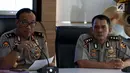 Kadiv Humas Mabes Polri Brigjen Dedi Prasetyo (kiri) memberi keterangan terkait kelompok teroris ISIS di Sumatera Barat, Mabes Polri, Jakarta, Selasa (23/7/2019). Polisi menyita 28 item sebagai barang bukti terkait penangkapan terduga teroris di Padang. (Liputan6.com/JohanTallo)