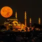 Ilustrasi bulan purnama, masjid, Islami. (Photo by Yasir G&uuml;rb&uuml;z from Pexels)
