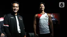 Chef de Mission Kontingen Indonesia, Anindya Bakrie (kiri) bersama atlet renang Joe Aditya (kanan) berpose menggunakan jersey Tim Indonesia untuk Olimpiade Paris 2024 di Jakarta, Kamis (4/7/2024). (Liputan6.com/Herman Zakharia)