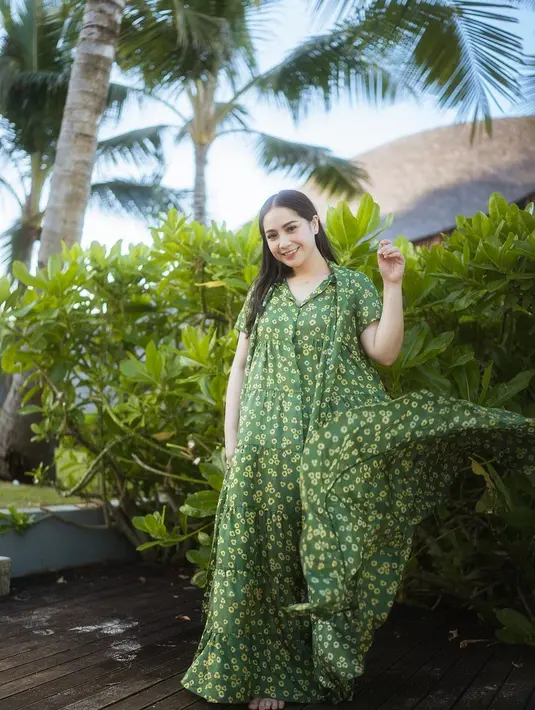 Berpose layaknya model, Nagita Slavina tampil menawan dalam balutan maxi dress hijau bermotif floral. [Foto: IG/raffinagita1717].