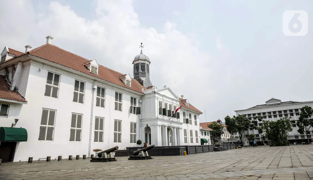 Suasana area Museum Fatahillah yang sepi di kawasan wisata Kota Tua, Jakarta, Sabtu (15/5/2021). Pemerintah Provinsi DKI Jakarta menutup kawasan wisata Kota Tua hingga 16 Mei 2021. (Liputan6.com/Faizal Fanani)