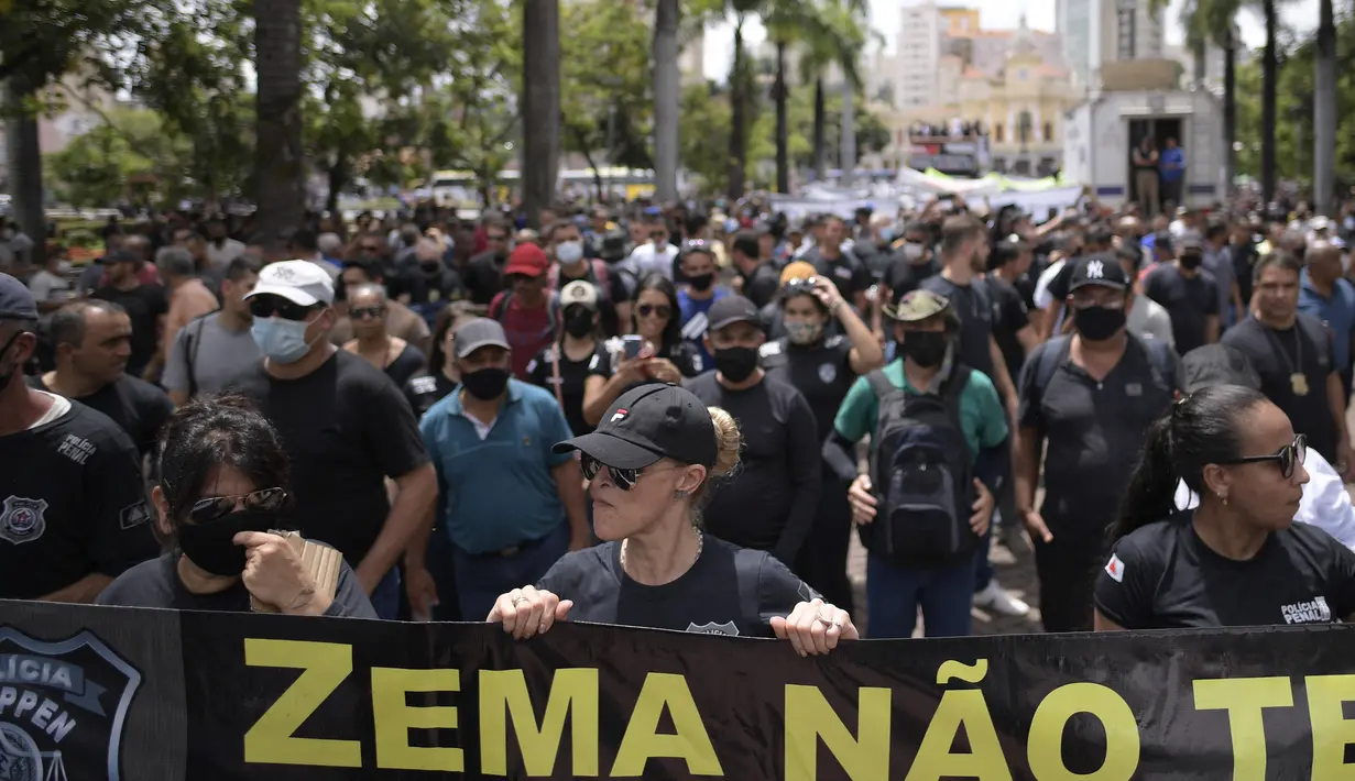 Polisi dan agen pasukan keamanan negara bagian Minas Gerais protes menuntut gaji yang lebih tinggi di Belo Horizonte, Brasil, 21 Februari 2022. Demonstrasi mendapat dukungan dari Komandan Umum Polisi Militer negara bagian dan mengumpulkan ribuan polisi serta agen keamanan publik. (Douglas MAGNO/AFP)