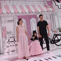 Shandy Aulia merayakan ulang tahun putrinya, Claire dengan tema Paris. Tampak backdrop dibuat seperti berada di toko baju seperti di Paris bernuansa pink. Hadir pula mantan suaminya yang juga ayah dari Claire yang tampil kontras mengenakan pakaian serba hitam. [@shandyaulia]