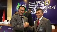 Tommy Apriantono (kanan) dan Aji Sugiyat terpilih sebagai Ketua dan Wakil Ketua Asprov PSSI Jabar periode 2017-2021. (Bola.com/Erwin Snaz)
