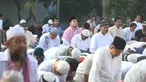 Terdakwa kasus percabulan yang juga pedangdut Saipul Jamil, mengikuti salat Idul Fitri di Rumah Tahanan Klas I Cipinang, Jakarta, Rabu (6/7). Saipul Jamil duduk bersama sejumlah jemaah yang salat di lapangan Rutan Cipinang. (Liputan6.com/Herman Zakharia)