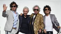 Personel The Rolling Stones (kiri-kanan) Mick Jagger, Charlie Watts, Keith Richards, dan Ron Wood berfoto saat mendarat di Montevideo, Uruguay, 15 Februari 2016. Pihak band meminta segenap pihak dapat menghargai privasi orang-orang terdekat Charlie Watts yang tengah berduka. (Pablo PORCIUNCULA/AFP)