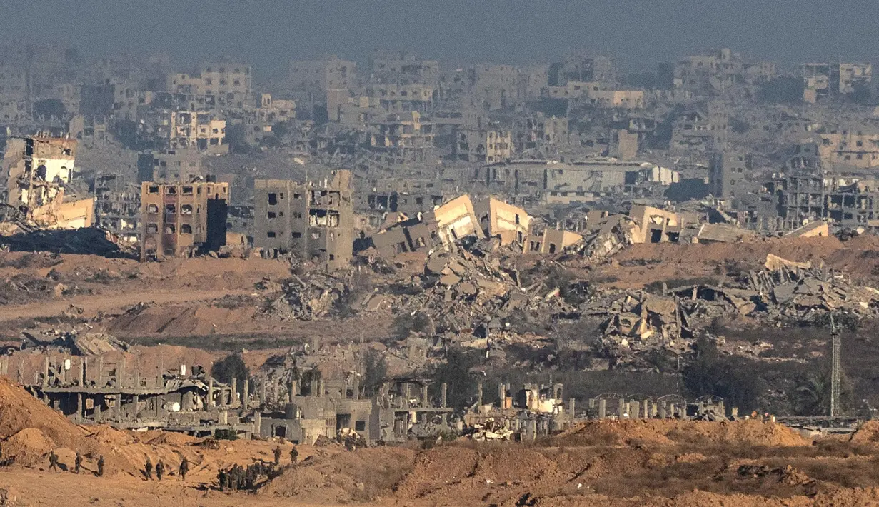 Puing-puing reruntuhan bangunan menjadi pengingat akan kehidupan yang hancur akibat gempuran tanpa henti Israel sejak 7 Oktober 2023. (Maya Levin/AFP)