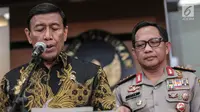 Menko Polhukam Wiranto (kiri) didampingi Kapolri Jenderal Pol Tito Karnavian (kanan) memberi keterangan di Kemenkopolhukam, Jakarta, Jumat (6/10). (Liputan6.com/Faizal Fanani)