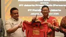 Direktur PT Persija Jaya Jakarta, Mohamad Prapanca (kanan) memberikan secara simbolis jersey Persija Jakarta kepada Direktur Utama PT Jakarta Propertindo (Jakpro), Iwan Takwin pada acara penandatanganan nota kesepamahaman atau MOU kerja sama Persija Jakarta dan Jakpro, Kamis (20/2/2025) di Morrisey Hotel, Jakarta Pusat.