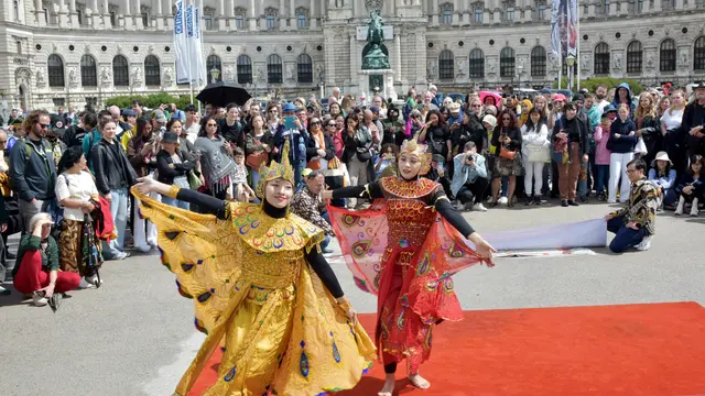 Tari Merak dari Jawa Barat merupakan salah satu pertunjukan seni yang tampil dalam "Indonesian Street Festival" di Wina, Austria, pada Sabtu, 1 Juni 2024.