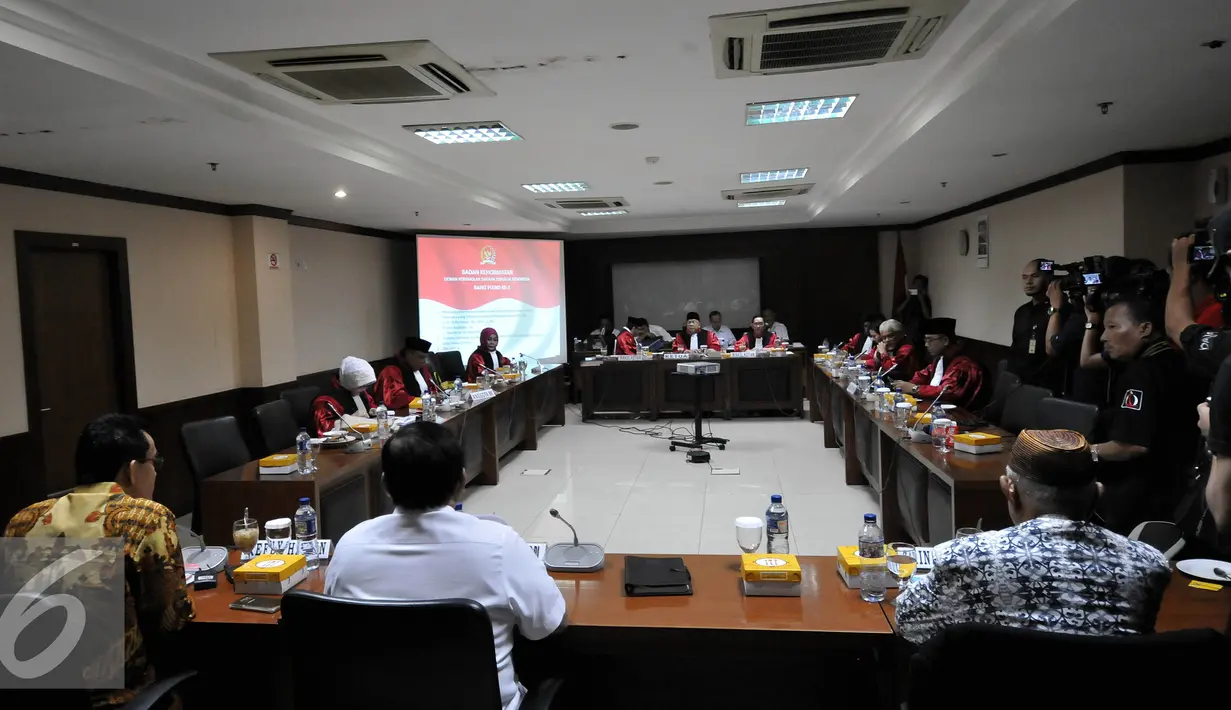 Suasana saat DPD RI mengelar rapat pleno ke 2 di Gedung DPD RI, Jakarta, Senin (19/9). Rapat tersebut membahas masalah Ketua DPD RI Irman Gusman yang ditangkap tangan oleh KPK. (Liputan6.com/Johan Tallo)