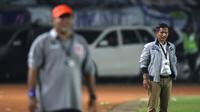 Pelatih Persib, Djadjang Nurdjaman, saat bertanding melawan Pusamania Borneo FC dalam leg kedua perempatfinal Piala Presiden 2015 di Stadion Si Jalak Harupat, Bandung, Sabtu (26/9/2015). (Bola.com/Arief Bagus)