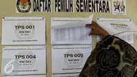 Daftar Pemilih Sementara (DPS) Pilgub DKI Jakarta Tahun 2017, Jakarta, Rabu (16/11). KPU DKI Jakarta menghimbau bagi pemilih yang namanya belum masuk ke DPS bisa mendaftar ke petugas KPU di kelurahan hingga 19 November 2016. (Liputan6.com/Faizal Fanani)
