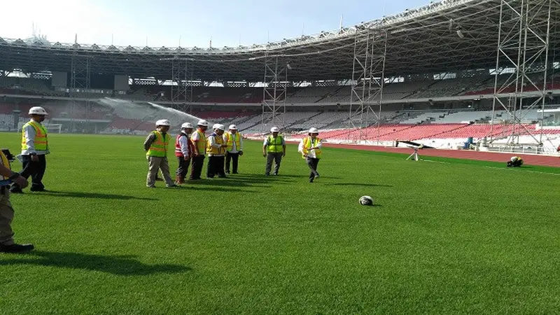 Menteri Pekerjaan Umum dan Perumahan Rakyat (PUPR) Basuki Hadimuljono bersama Menteri Keuangan Sri Mulyani mengunjungi kawasan olahraga Gelora Bung Karno (GBK) Senayan Jakarta, pada Kamis pagi ini (23/11/2017). (Liputan6.com/Achmad Dwi Apriyadi)