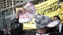 Massa yang tergabung dalam koalisi #BersihkanIndonesia menggelar aksi teatrikal di depan Gedung Bawaslu, Jakarta, Selasa (15/1). Massa mendesak calon presiden mengakhiri praktik korupsi politik di bisnis batu bara. (Liputan6.com/Faizal Fanani)