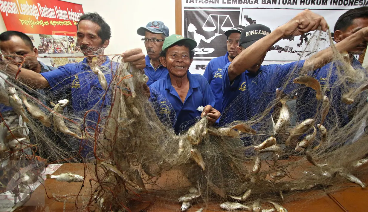 Nelayan membawa jaring dan ikan saat menyambangi Lembaga Bantuan Hukum (LBH) Jakarta, Selasa (19/4). Mereka menunjukkan bukti setelah diragukan Gubernur DKI Basuki Tjahaja Purnama "Ahok" ikut dalam penyegelan Pulau G (Liputan6.com/Immanuel Antonius)