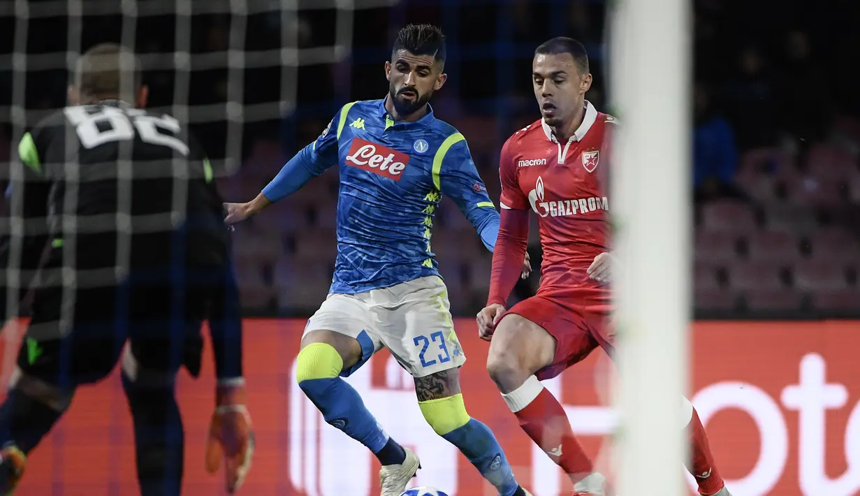 Aksi bek Napoli, Elseid Hysaj mencoba melakukan penetrasi ke pertahanan Red Star Belgrade pada laga lanjutan Liga Champions Grup C yang berlangsung di stadion San Paulo, kamis (29/11). Napoli menang 3-1 atas Red Star Belgrade. (AFP/Fillipo Monteforte)