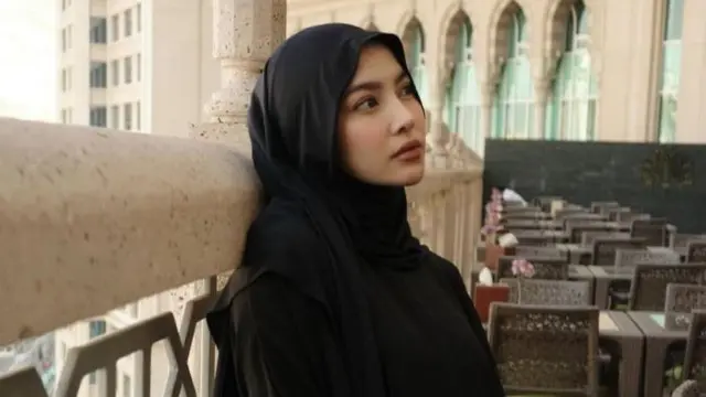 Mahalini Raharja Pamerkan Kecantikan Berhijab Saat Umrah, Tampilan Baru Penuh Pesona (credit: instagram.com/rizkyfbian).