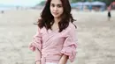 Michelle Ziudith juga pintar memadu padankan pakaian dengan tempat dimana ia berlibur. Saat di pantai, ia dengan cantiknya memakai pakaian dengan warna merah muda yang membuatnya terlihat lebih ceria. (Liputan6.com/IG/@michelleziu)