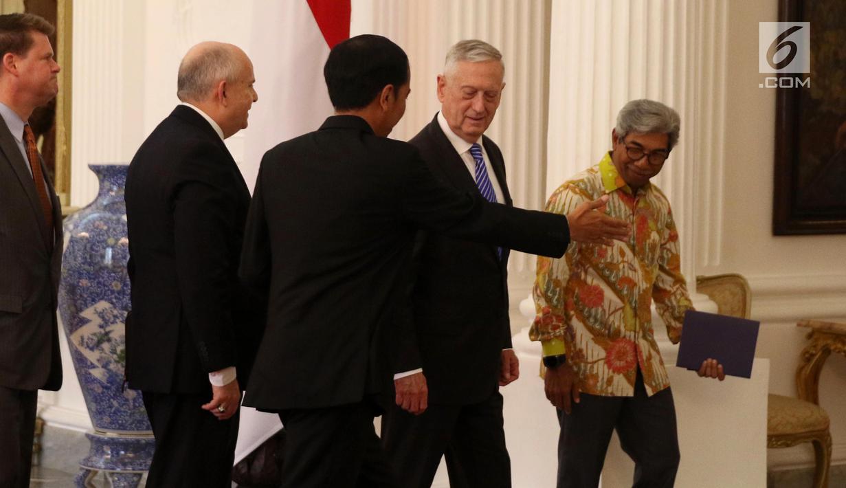 Presiden Jokowi mendampingi Menteri Pertahanan Amerika Serikat (AS) James Mattis saat melakukan pertemuan di Istana Merdeka, Jakarta, Selasa (23/1).  (Liputan6.com/Angga Yuniar)