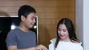 Salah satu yang paling spesial saat dirinya ulang tahun adalah dari Prilly. Tulisan tangan di jendela pesawat dan diunggah ke Instagram itu menurut Raditya Dika yang paling spesial. Sebuah kejutan bagi Raditya. (Nurwahyunan/Bintang.com)