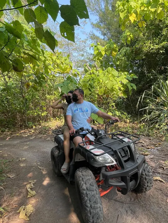 "Menghirup udara yang jauh dari polusi ,semoga menyegarkan pikiran. We really had great weekend," tulis krisdayantilemos.  [Instagram/krisdayantilemos]