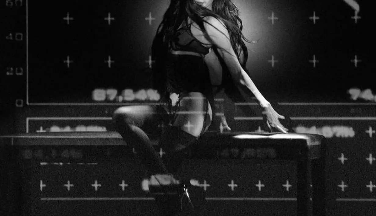 Foto hitam putih Lisa memerlihatkan outfit yang dikenakan. Terlihat ia mengenakan lingerie tipis.[@lalalalisa_m]