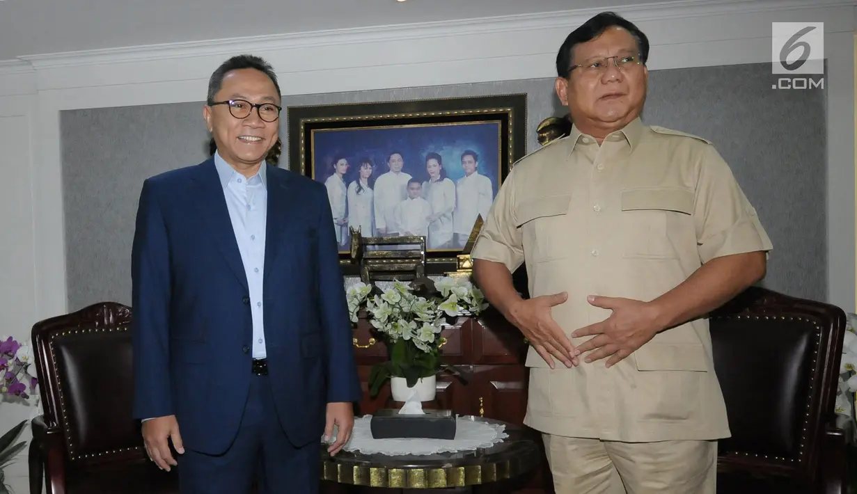 Ketua MPR yang juga Ketua Umum PAN, Zulkifli Hasan (kiri) saat menerima Ketua Umum Partai Gerindra Prabowo Subianto di Rumah Dinas Ketua MPR, Jakarta, Senin (25/6). Pertemuan kedua tokoh tersebut berlangsung tertutup. (Liputan6.com/Helmi Fithriansyah)