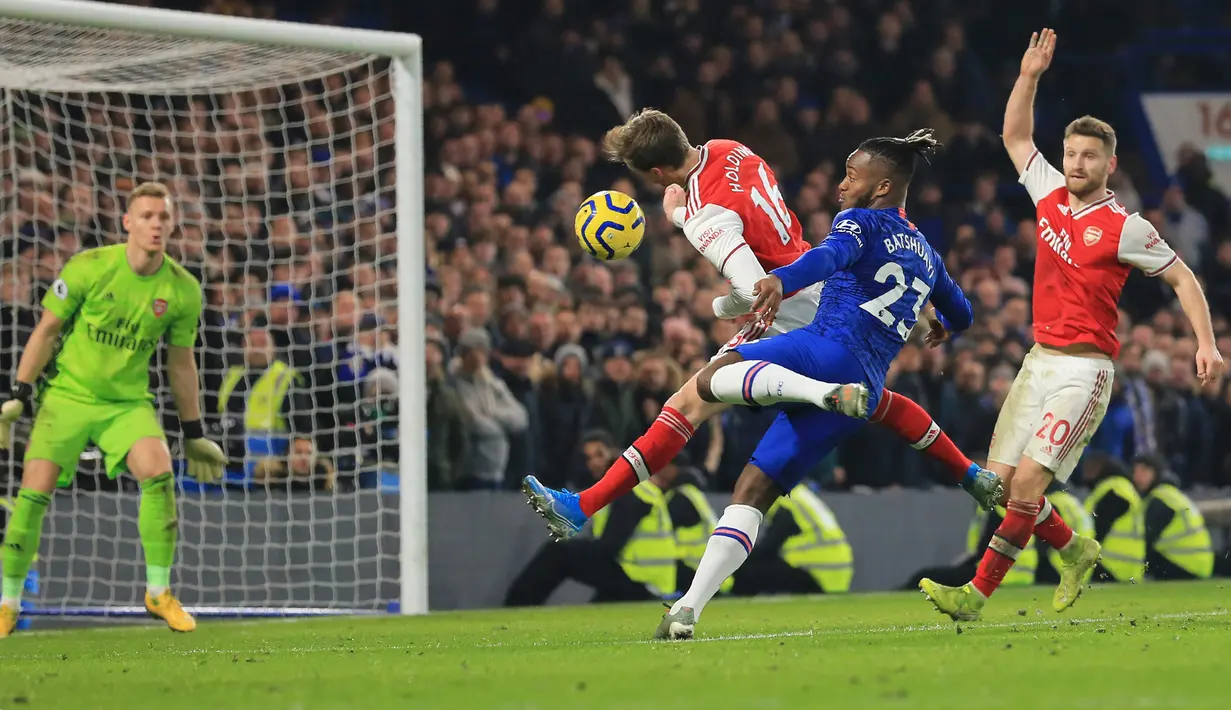Striker Chelsea, Michy Batshuayi berebut bola dengan bek Arsenal, Rob Holding pada lanjutan pertandingan Liga Inggris di Stamford Bridge, Selasa (21/1/2020). Chelsea gagal memetik hasil maksimal usai ditahan Arsenal dengan skor 2-2. (AP Photo/Leila Coker)