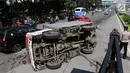 Sebuah mobil boks terguling di Jalan Casablanca, Jakarta, Rabu (27/6). Akibat kejadian tersebut, arus lalu lintas di sekitar Mal Kota Casablanka cukup padat dan tersendat. (Liputan6.com/Arya Manggala)