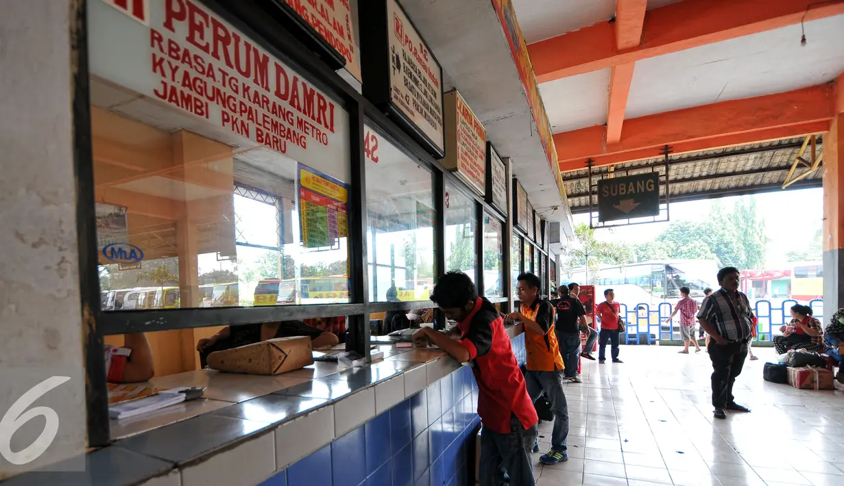 Sejumlah penumpang saat membeli tiket bus di loket penjualan di Terminal Kampung Rambutan, Jakarta Timur, Selasa (30/6/2015). Jelang memasuki arus mudik Lebaran 2015 terminal Kampung Rambutan masih terlihat sepi dan lenggang. (Liputan6.com/Yoppy Renato)