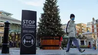 Seseorang berjalan melintasi Covent Garden di London, Inggris (23/11/2020). Tambahan 15.450 orang di Inggris dinyatakan positif COVID-19, menambah total kasus coronavirus di negara itu menjadi 1.527.495, menurut data resmi yang dirilis pada Senin (23/11). (Xinhua/Tim Ireland)