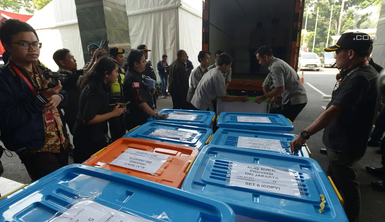 Petugas KPU mengirimkan alat bukti ke Mahkamah Konstitusi (MK), Jakarta, Rabu (12/6/2019). Alat-alat bukti ini akan dijadikan modal bagi KPU untuk menjawab gugatan sengketa perselisihan hasil pemilihan umum (PHPU) yang diajukan paslon 02 Prabowo Subianto-Sandiaga Uno. (merdeka.com/Imam Buhori)