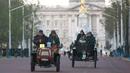 Iringan rombongan peserta yang mengendarai mobil klasik saat mengikuti tur tahunan dengan mobil veteran dari London ke Brighton di London, Inggris (6/11). Lebih dari 400 mobil klasik ikut memeriahkan acara tahunan ini. (Reuters/Neil Balai)