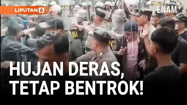 Aksi demo menuntut pembubaran DPR RI di Kota Binjai, Sumatera Utara, berakhir ricuh. Polisi dan massa terlibat saling dorong hingga adu pukul.
