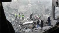 Tim penyelamat menyisir reruntuhan bangunan yang hancur akibat serangan udara Israel di Beirut pada 23 November 2024, yang menargetkan lingkungan Basta Al-Fawqa. (AFP)
