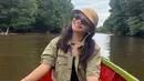 Tampil dalam balutan busana hitam yang dipadukan jaket berwarna hijau serta bucket hat, gaya Amel Carla ini terlihat bak seorang petualang. Dirinya juga tak lupa menggunakan kacamata hitam saat berada di perahu yang menyusuri sungai. (Liputan6.com/IG/@amelcarla)