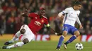 Pemain Basel, Mohamed Elyounoussi (kanan) mengecoh pemain Manchester United, Paul Pogba pada laga  grup A Liga Champions di Old Trafford, Manchester, (12/9/2017). MU menang 3-0. (AP/Frank Augstein)