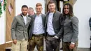 (Dari kiri) Pemain Bayern Munchen Serge Gnabry bersama rekan setimnya Joshua Kimmich, Robert Lewandowski, dan Renato Sanches menikmati akhir dengan mengunjungi festival bir tahunan Oktoberfest di Munich, Jerman, Minggu (7/10). (Matthias Balk/dpa via AP)