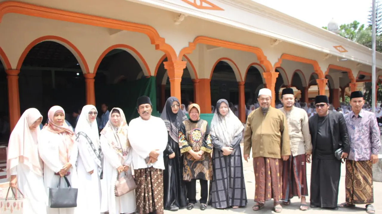 Calon Gubernur Jawa Timur, Tri Rismaharini (Risma) di Ponpes Mambaul Hikam, Srengat, Blitar yang diasuh keluarga besar Gus Iqdam. (Foto: Istimewa)